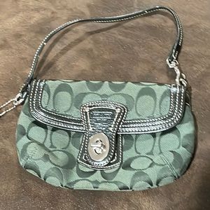 💚 Coach 💚 Wristlet Clutch with Clasp and Top Zipper. ✨Brand New✨Green N Brown!